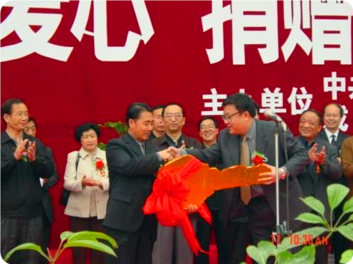 蓝港公司向清华大学校医院捐赠救护车_副本.png